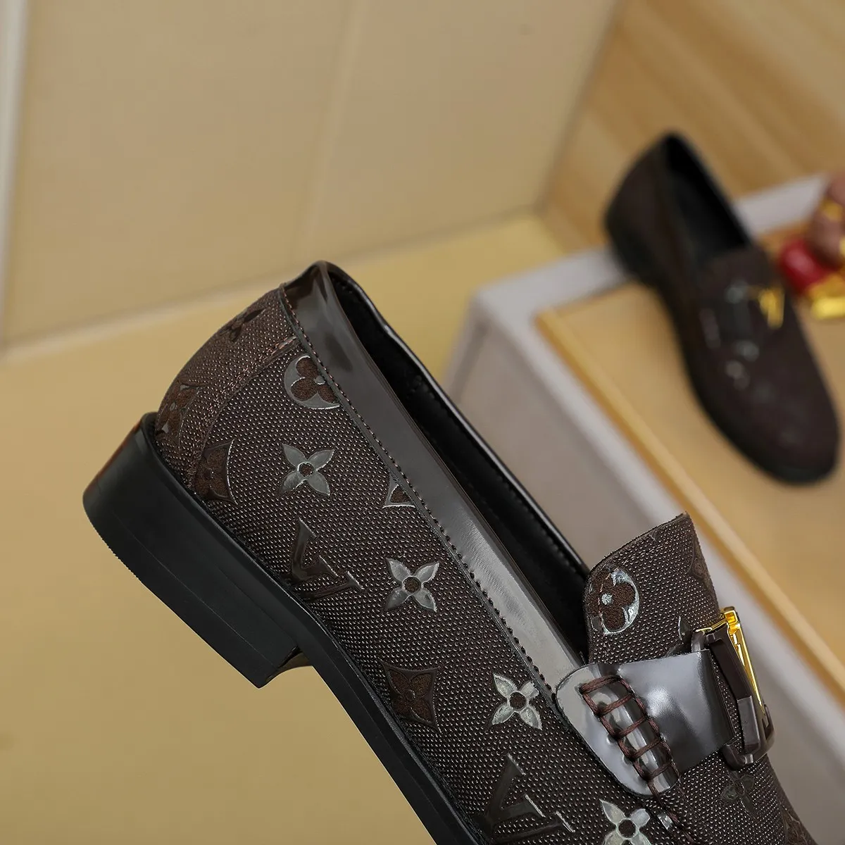 Men's shoes 💰 460 💰 Louis Vuitton LV ® 🆕 model 🔛Full shoe counter, first layer cowhide, 🐂leather lined casual shoes for men, super soft outsole, essential for driving. Counter synchronization, original first layer cowhide, completely 1:1 mold customization🌹top version, color optional! Number: 39-44 (customized at 38.45)